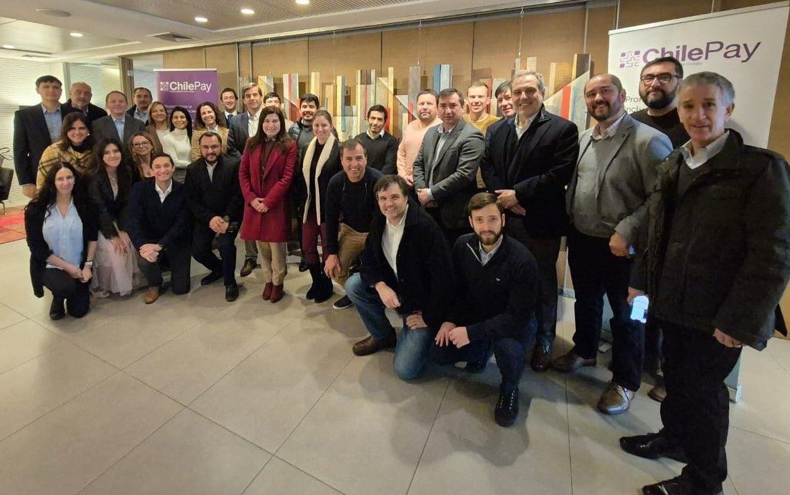 Imagen de asistentes al conversatorio "Desafíos en el ecosistema de pagos en Chile" con Catherine Tornel, comisionada CMF.