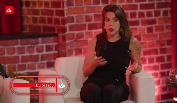 Dulce Frau presentando alianza en Santander Day