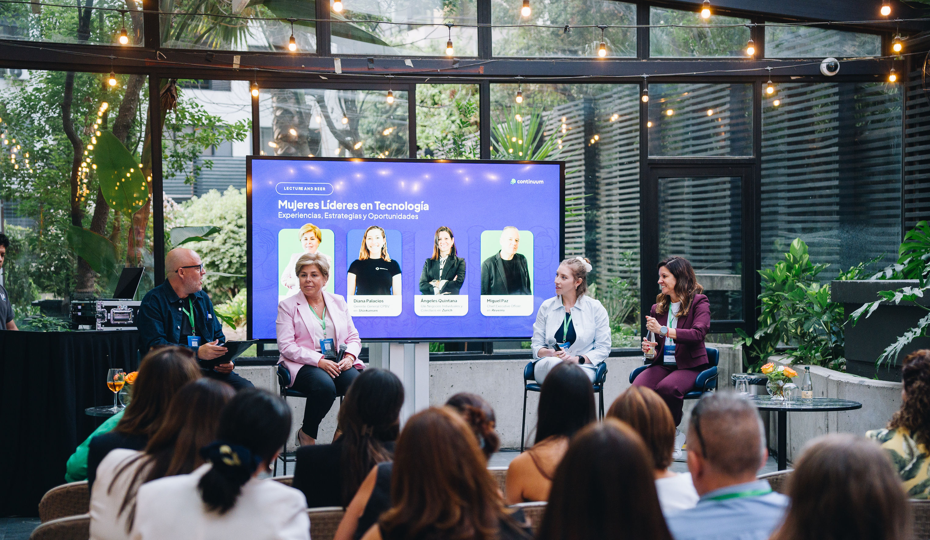Panel del evento junto a Miguel Paz, Viviana Campos, Diana Palacios y Ángeles Quintana