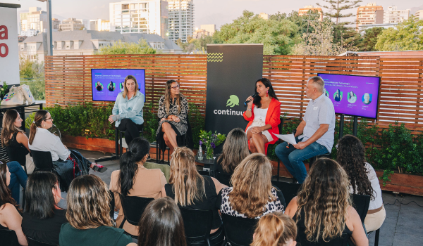 Panelistas conversatorio
