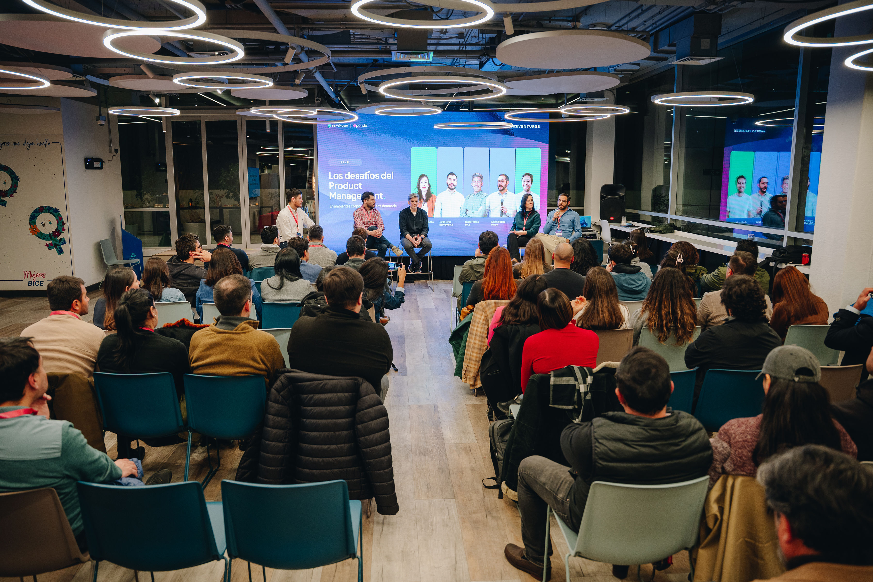 Fotografía del Panel "Los desafíos del Product management en ambientes corporativos de alta demanda"