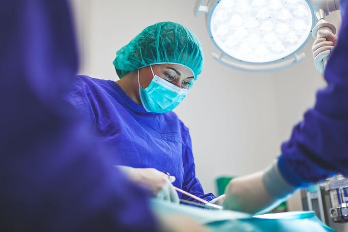 Personal de salud durante un procedimiento. Foto de Artur Tumasjan.  